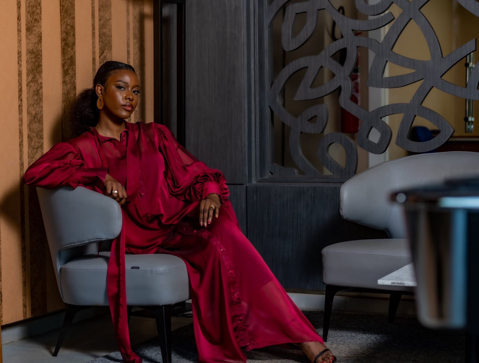 Femme en robe de soirée rouge, pièce de créateur disponible chez Asili
