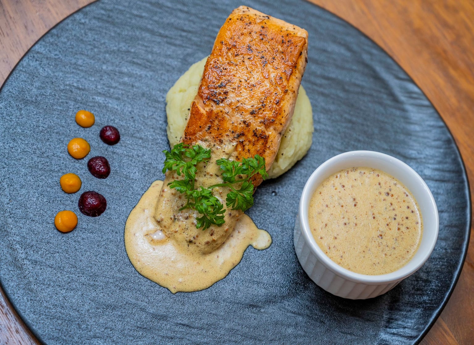 Poisson saumon grillé et purée servis au Café Asili