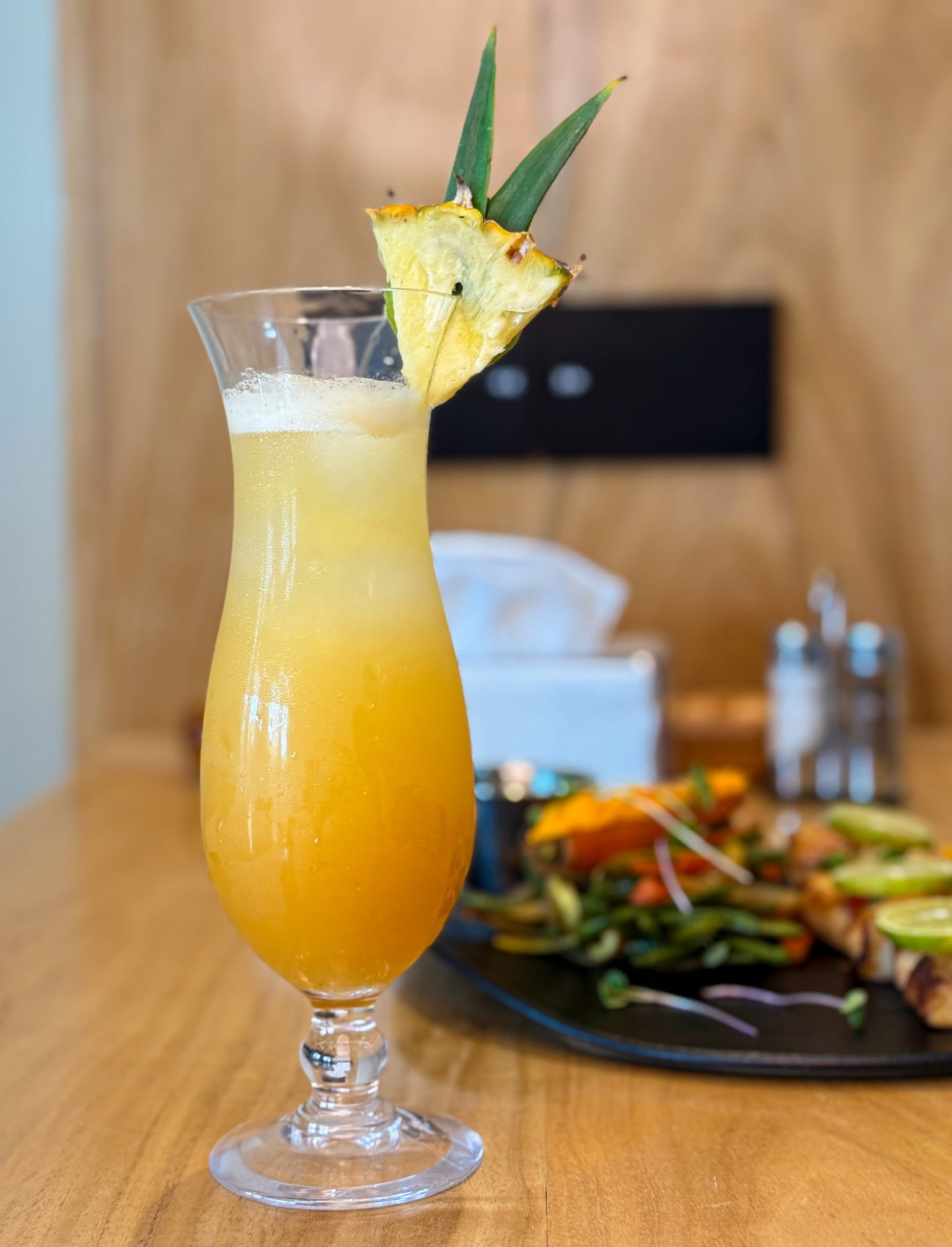 Mocktail signature à l’ananas frais et brochettes grillées servis au Café Asili