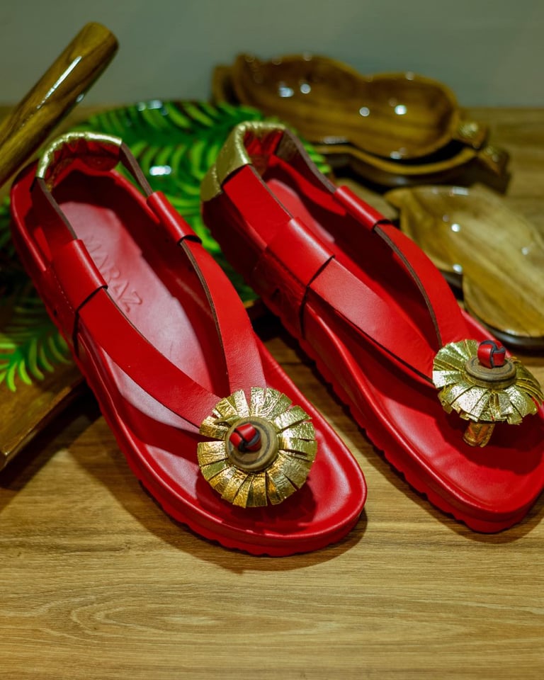 Sandales en Cuir Rouge à Boucle Dorée