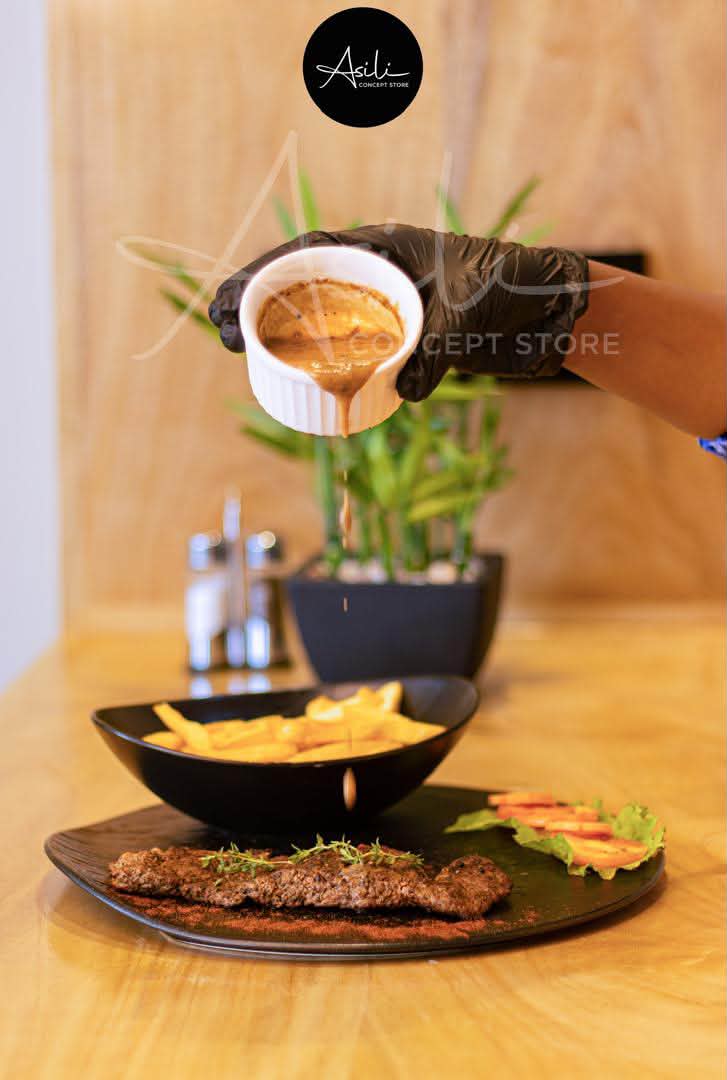 Assortiment de plats et boissons dressé au Café Asili